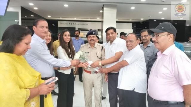 02 May 2022 – BIIA President Shri Parveen Lamba Ji and Additional SP Shri Vipin Sharma Ji, RPS inaugurated the new Maruti XL6 at the Nexa showroom by cutting the cake.