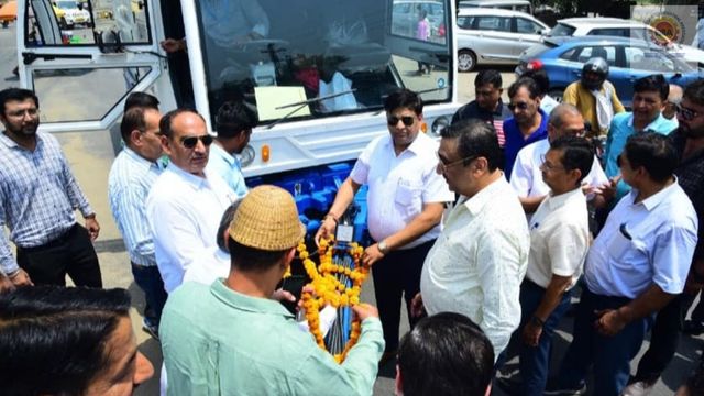 12 May 2022 – To address rising pollution, RIICO deployed a road sweeping machine in the industrial area, facilitated by BIIA, to ensure regular road cleaning on a contractual basis.